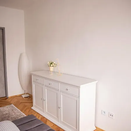 Apartmán Prostorný V Centru U řeky, 2 Ložnice, Balkón