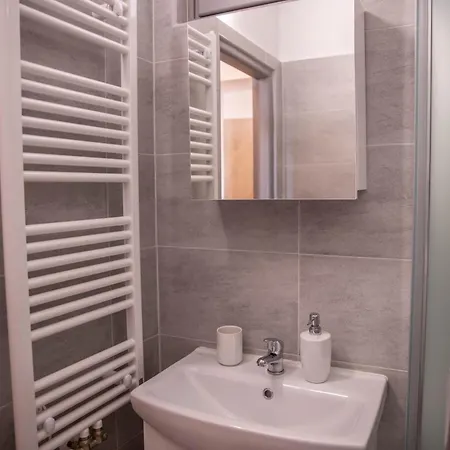 Apartmán Prostorný V Centru U řeky, 2 Ložnice, Balkón Hradec Králové