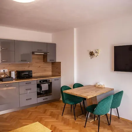 Prostorný V Centru U řeky, 2 Ložnice, Balkón