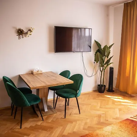 Apartmán Prostorný V Centru U řeky, 2 Ložnice, Balkón