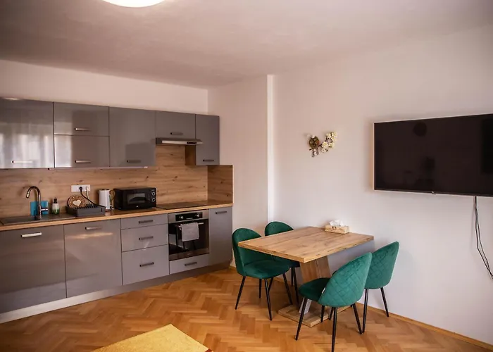 Prostorný V Centru U řeky, 2 Ložnice, Balkón